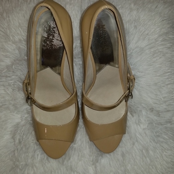 Michael Kors patent leather peeptoes w/ wood heel - Picture 2 of 4